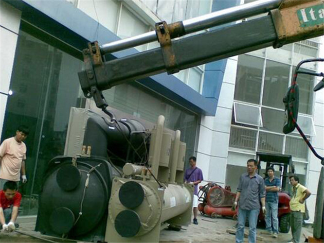 上饶市随车吊和汽车吊的核心区别是什么？哪种更省钱？